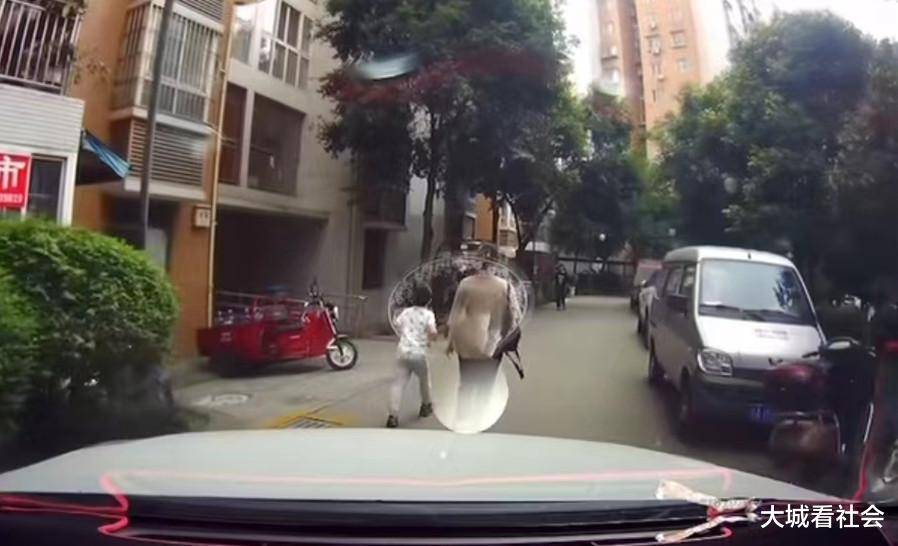 四川一女司机开车进小区，有女子在前面没让路，她按喇叭后被骂了-四川成都女司机被打
