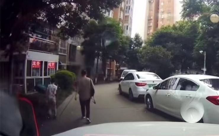 四川一女司机开车进小区，有女子在前面没让路，她按喇叭后被骂了-四川成都女司机被打