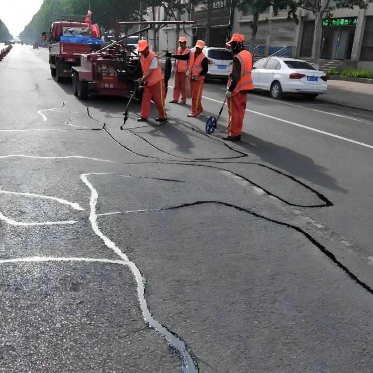 沥青道路灌缝胶的施工流程及注意事项_进行_裂缝_过程