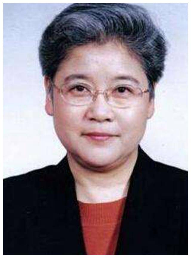 她出身名门,长相气质俱佳,曾担任外交部副司长,34岁被暂停工作