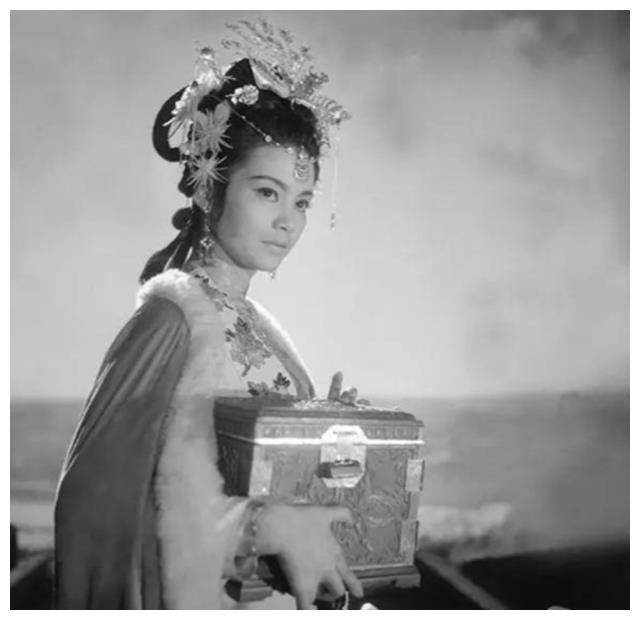 杜十娘死前怒扔百宝箱,并非因为李甲抛弃她,更多的是一种无奈