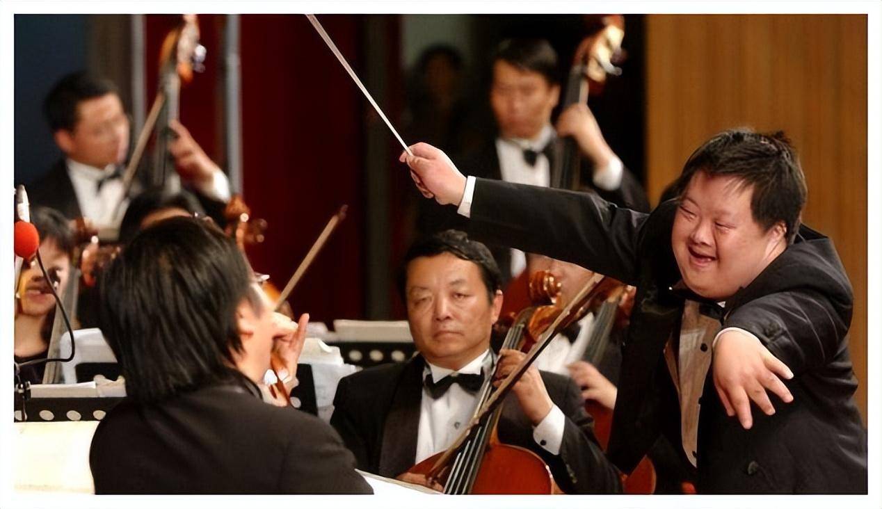 "天才指挥家"舟舟癌症痊愈后,他的父亲想开了_演出_表演_胡厚培