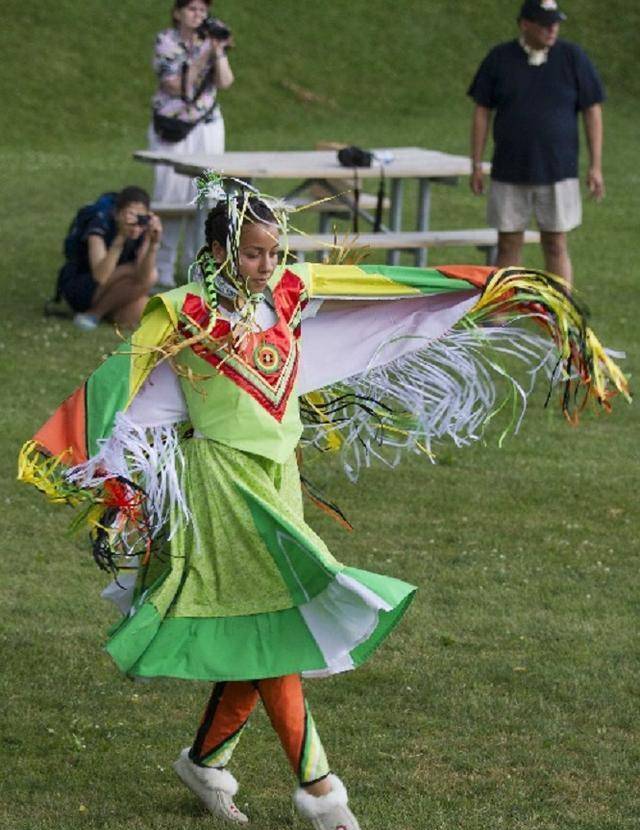 因为他们是最早生活在加拿大境内的少数族裔,其次梅蒂斯人,是指进入17