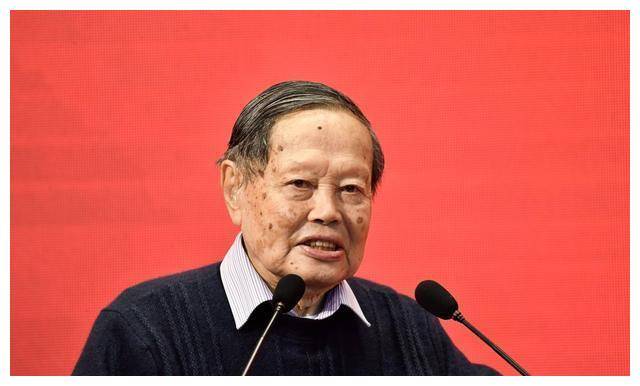 被恶意诋毁,丑闻缠身,杨振宁的评价为何如此负面?