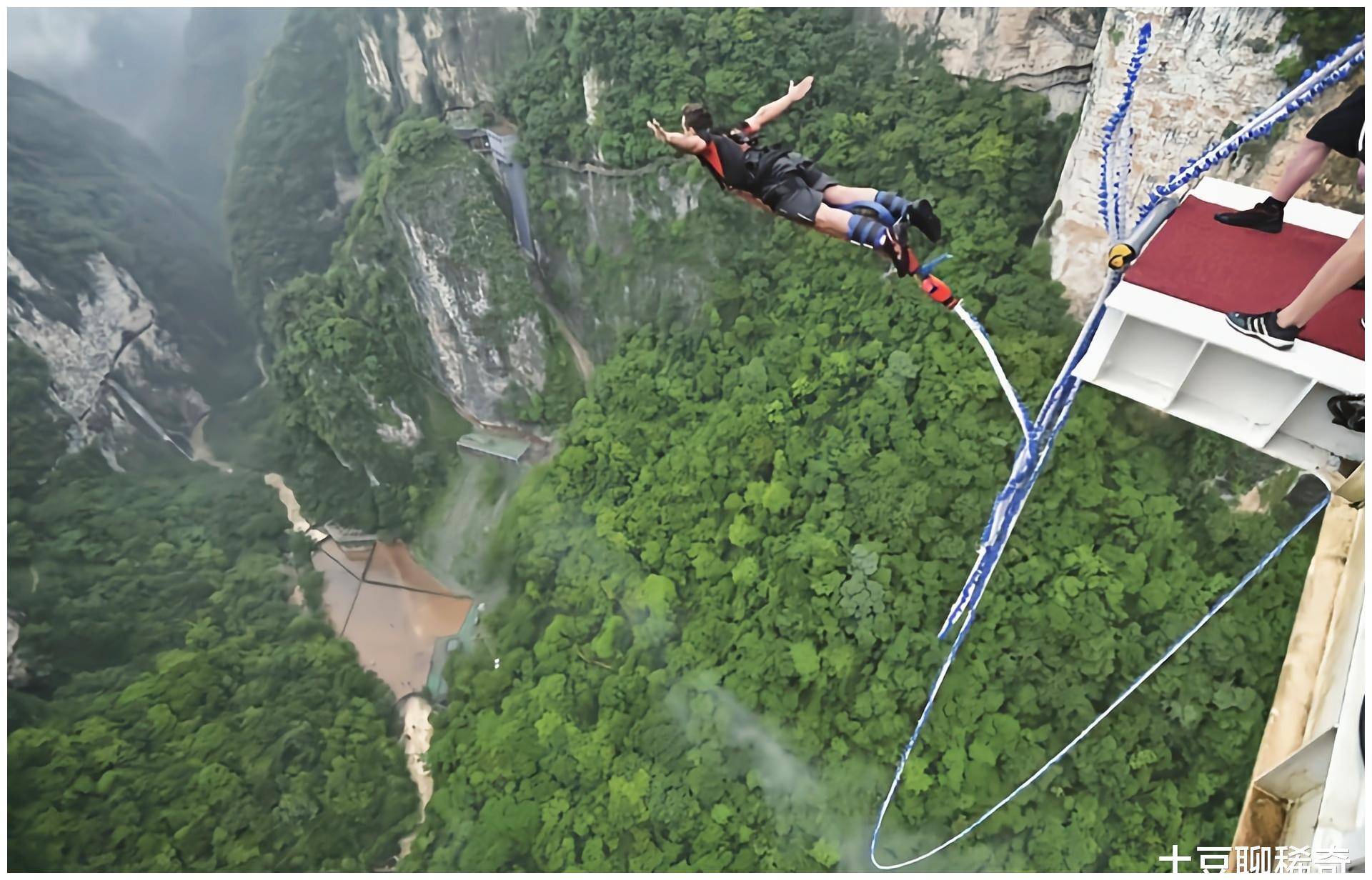 飞机失事时为啥宁愿天价赔偿,也不安排乘客跳伞逃生?