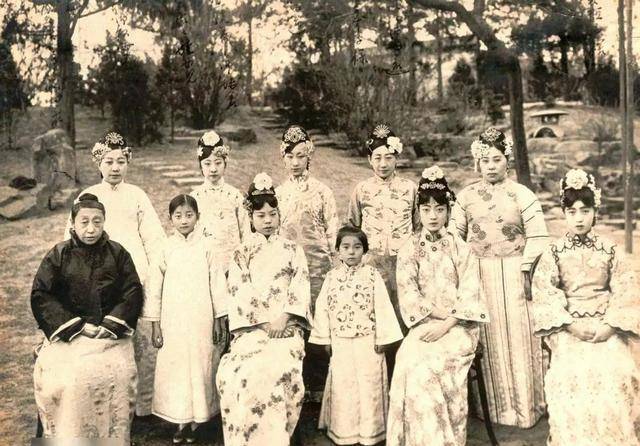 1935年婉容产下一女,溥仪才知道婉容与侍卫私通.愤怒