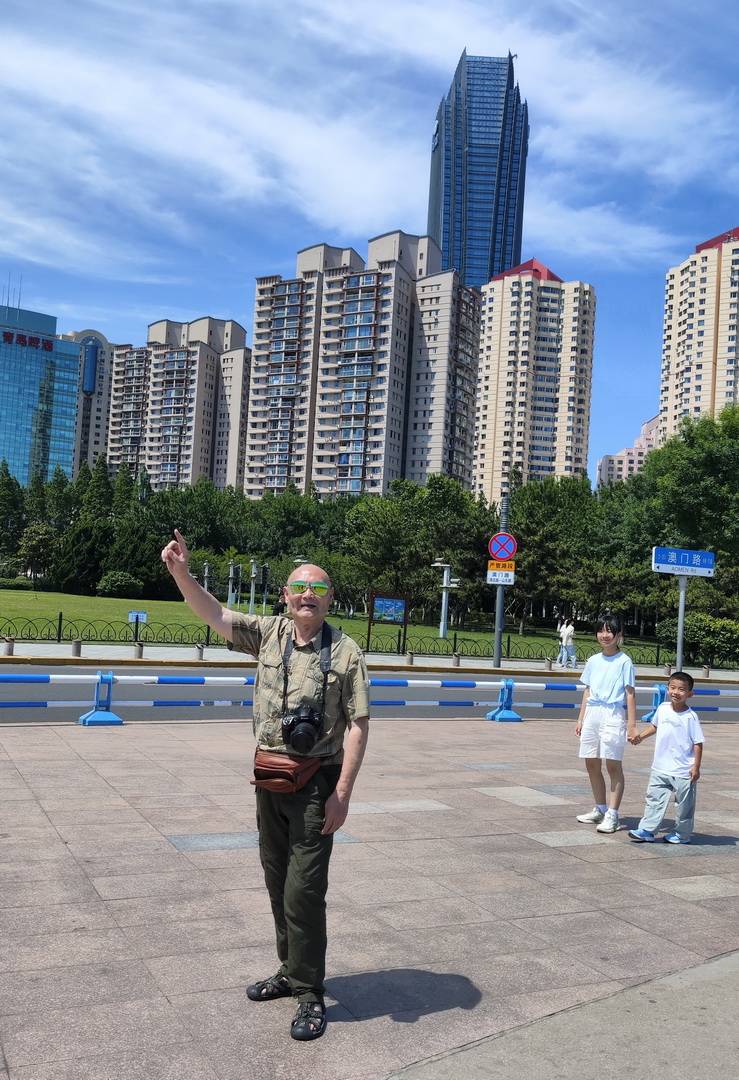 35,到青岛首站——五四广场,澳门路边的建筑,蓝色的远雄国际广场:位于
