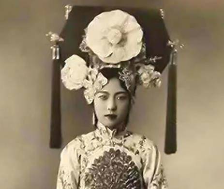 韫欢的父亲载沣,溥仪的亲生父亲,在众多的影视剧中,他向来是个"保守