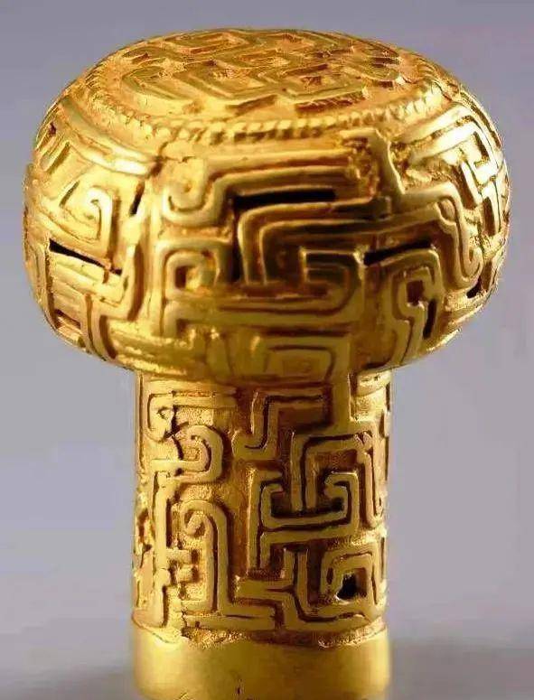 春秋国君大墓出土"蟠魑纹黄金权杖",造型古怪充满异域风情!
