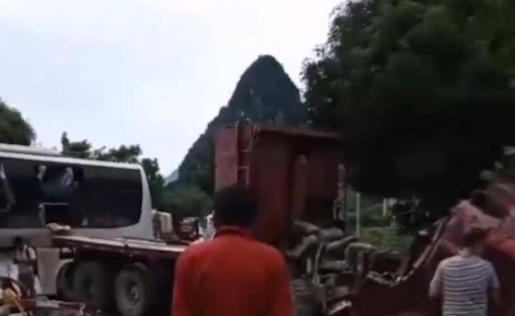 痛心!广西一大型客车与重型货车相撞,致3死13伤,救援现场曝光