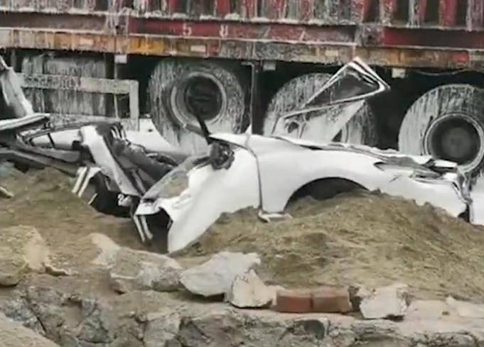 痛心!辽宁一泥头车侧翻,私家车被沙土压埋,车内1家3口遇难