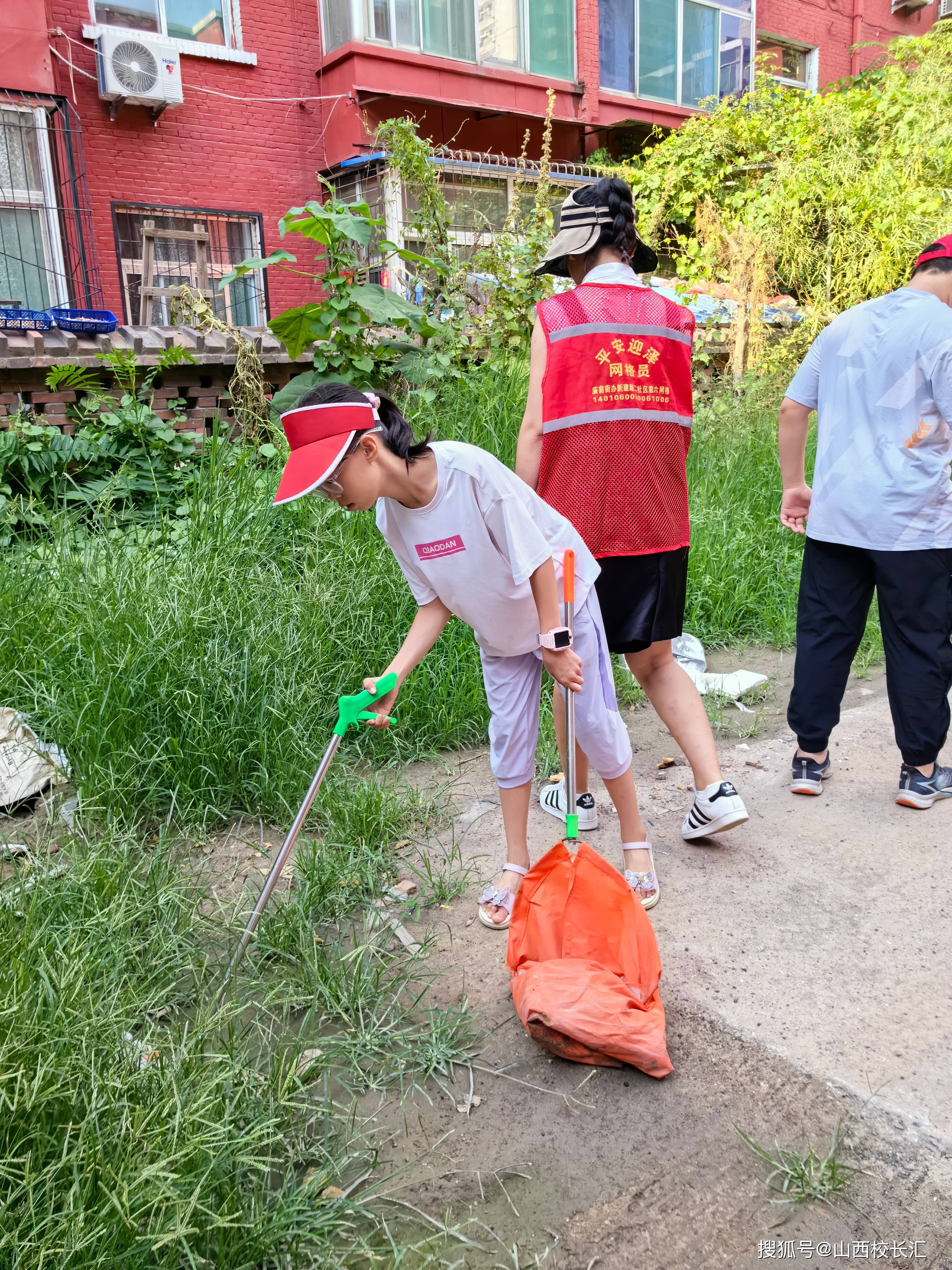 学生扫地背影图片图片