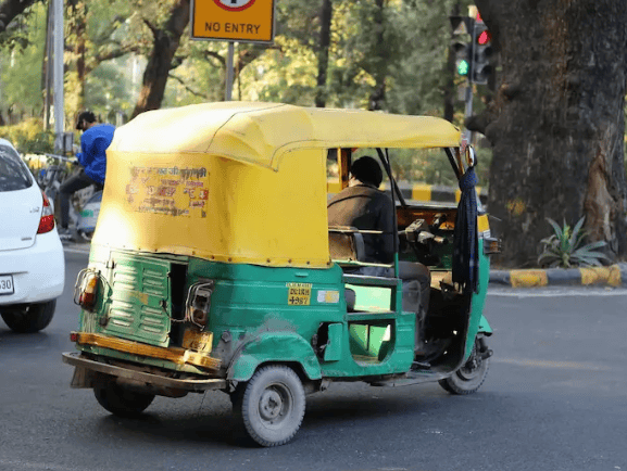 关于印度嘟嘟车的10个冷知识,如全印度有超过500万台嘟嘟车在路上跑_