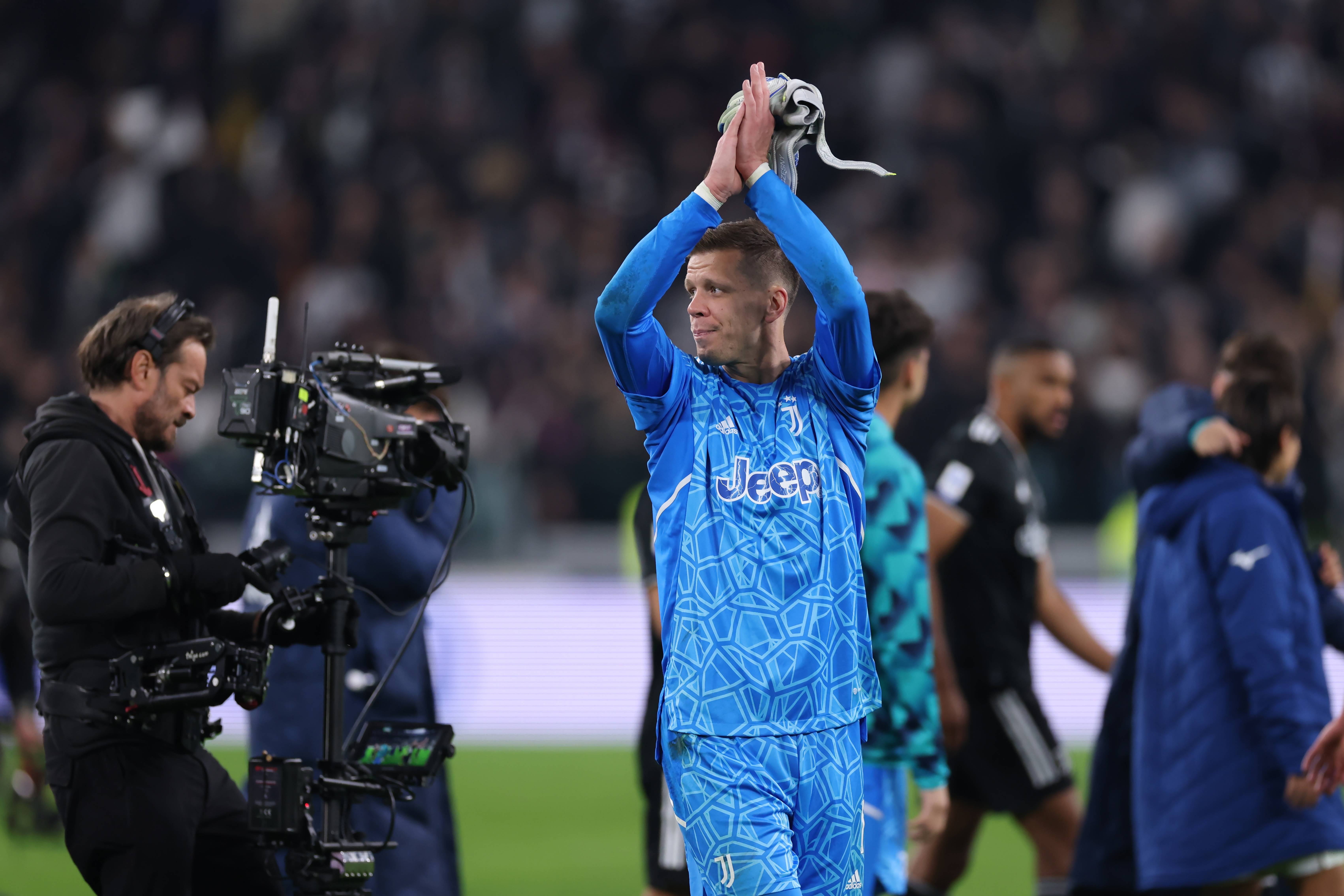 【泪目告别】什琴斯尼结束7年尤文生涯,球迷:你永远是我们的英雄!