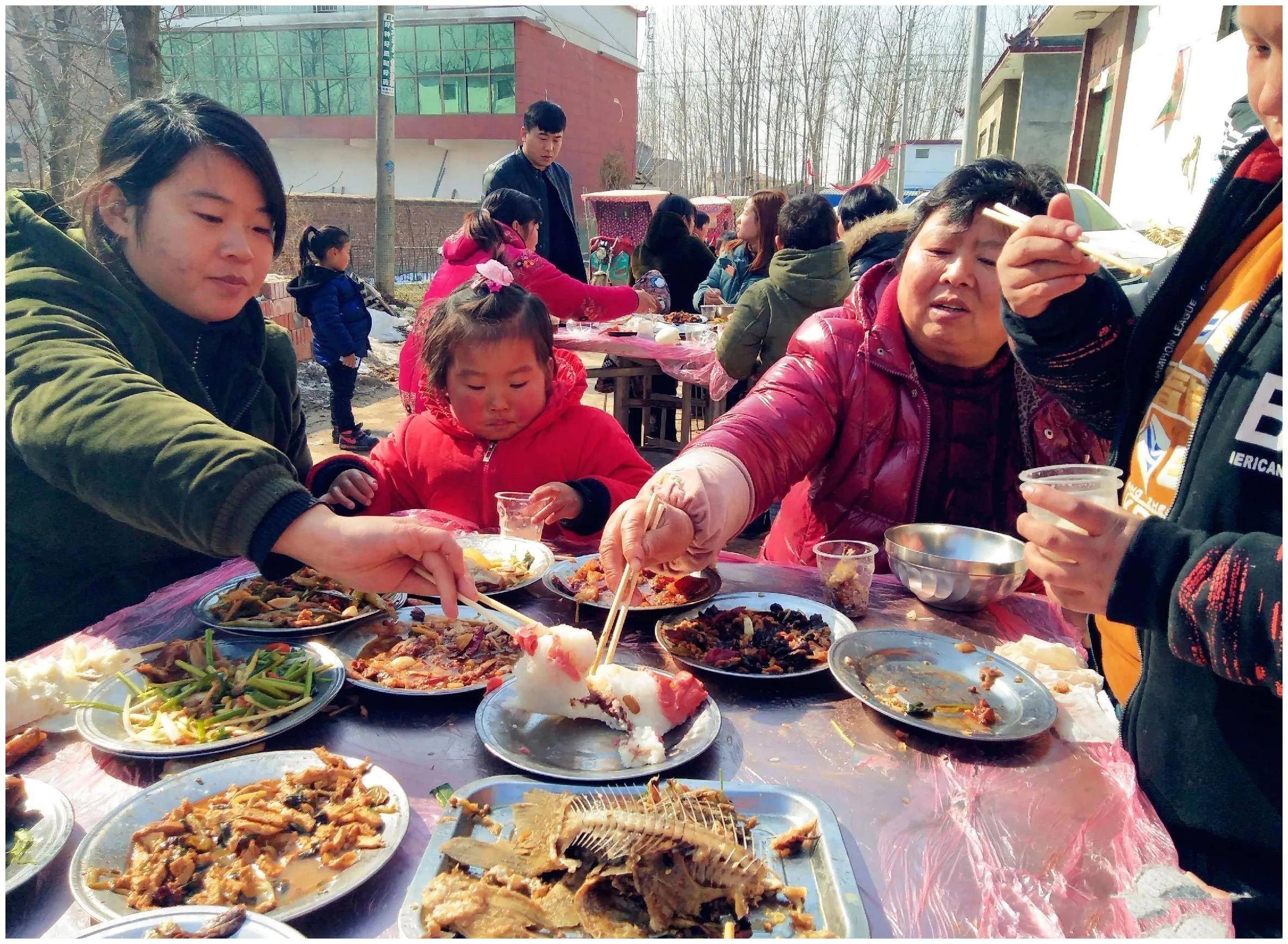 安徽男子婚礼现场,开席了还没人来随礼,村民:新郎常年在外打工