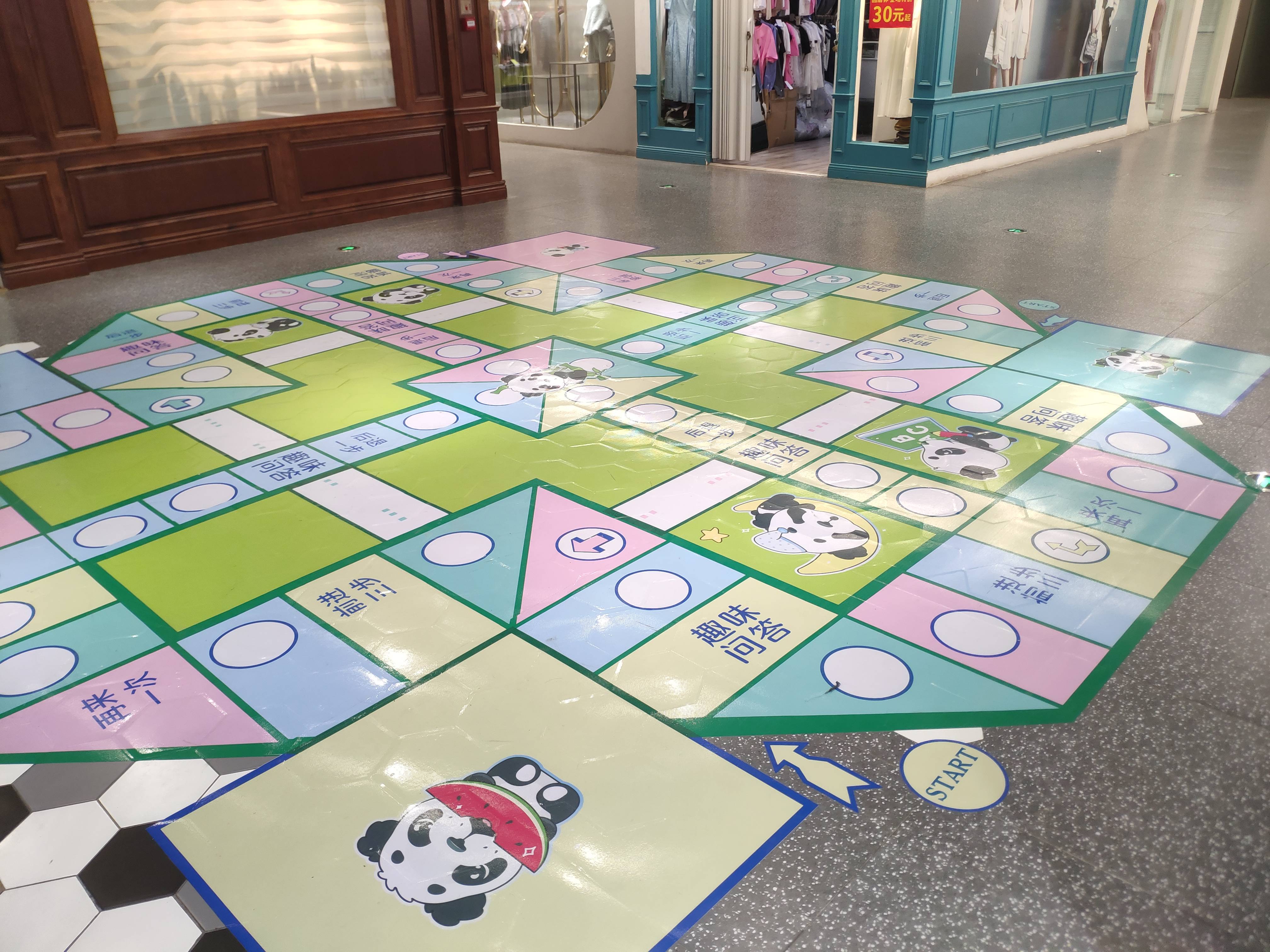 重庆一商场现巨型"飞行棋小游戏" 游戏与健身相结合