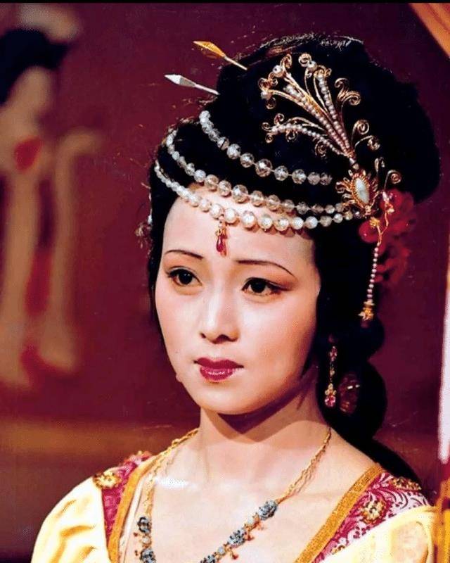 红楼梦:秦可卿究竟得了什么病?你看看她一日换四五遍衣裳就懂了