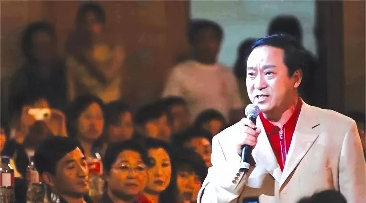 在拜师常宝华以后,牛群正式成为了一名相声演员,也由此开启了他的相声