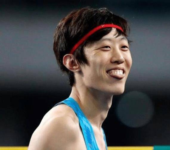 跳高冠军张国伟,退役当"龙吸水"网红,真是"自甘堕落"吗?