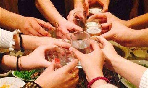 醉酒女子与酒吧认识的男子去开房,闺蜜报警反被埋怨:你有病吧!