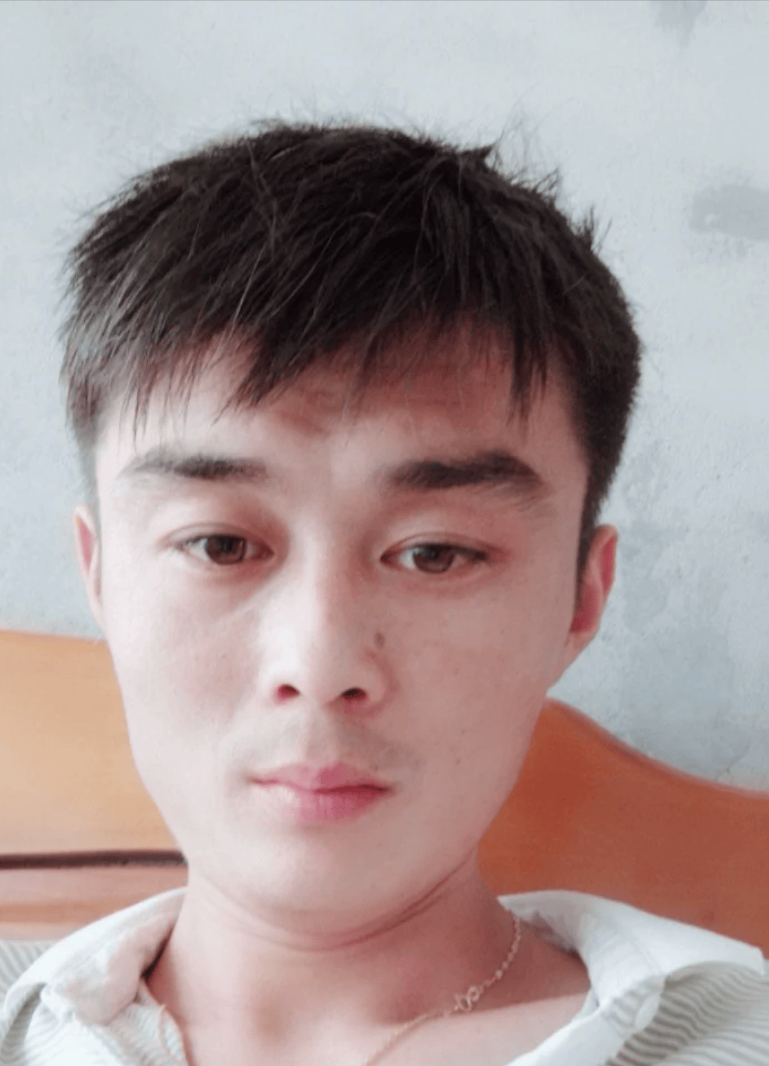 弟弟当时还小,跟继父相处几年也变得很亲近,倪万辉那时已经开始懂事