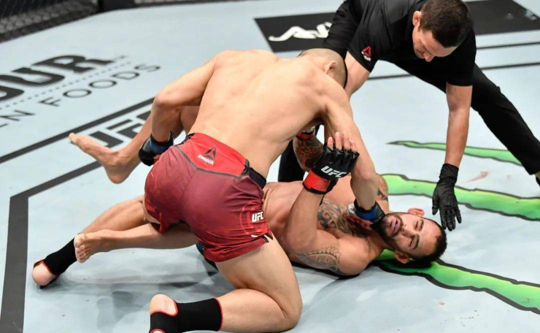 武术杂谈之:李景亮对手奇马耶夫的小动作说明了什么?瞧不起人呀