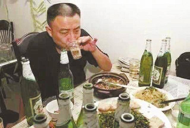 千杯不醉的三个人,一个在酒桌上喝死8人,一个用铁链锁自己戒酒