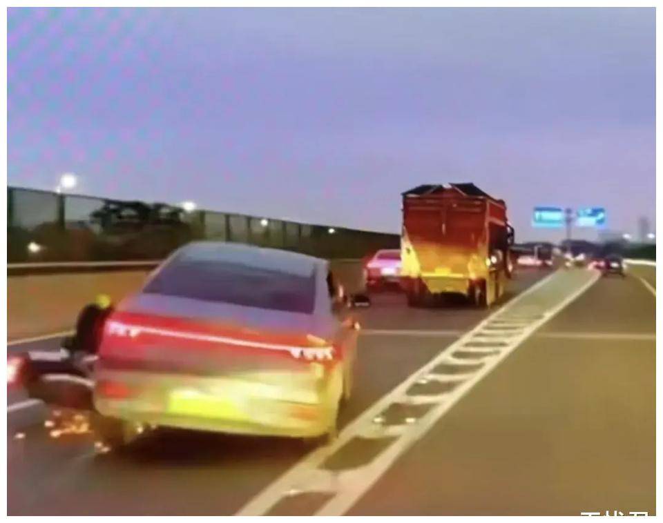 原创            闹大了！摩托车手砸轿车被撞翻后续：车型曝光，司机或涉肇事逃逸-摩托车被砸