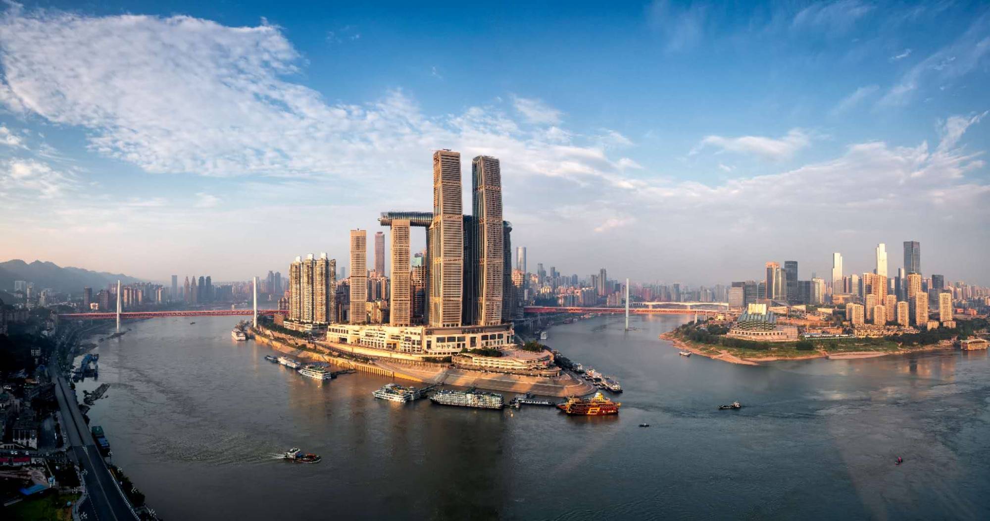 旅游接待量创历史新高据统计,2023年重庆市接待过夜游客达到了1.