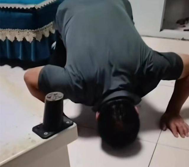 河北一男子跪地求原谅,后悔喝酒到异性朋友家,被她丈夫给堵住了