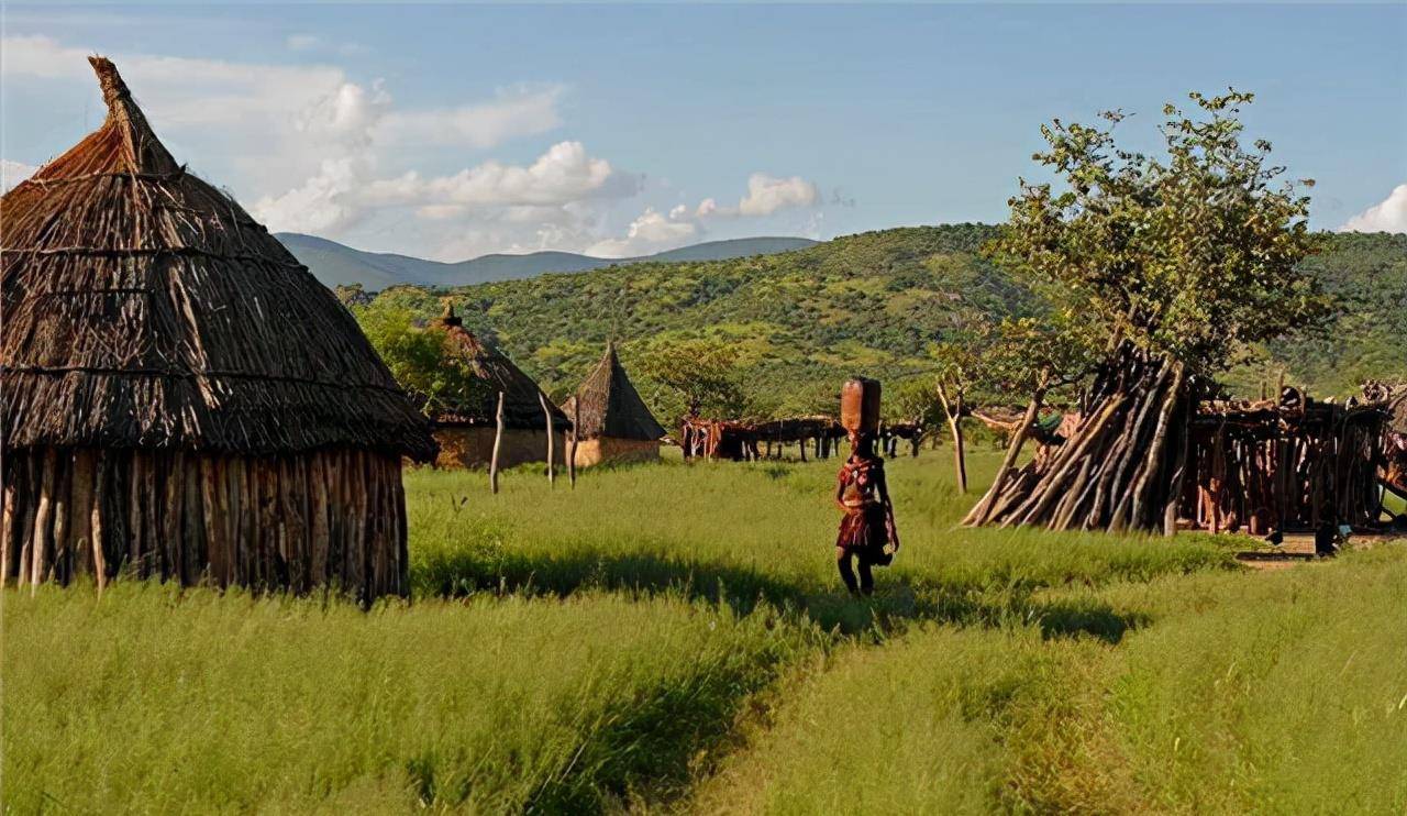 非洲部落女王:茅草做宫殿,木头当围墙,脖子上挂价值千万红宝石
