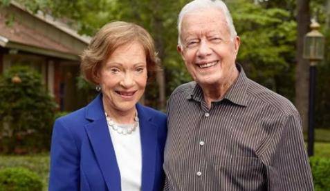 97岁的美国前总统:给穷人盖30余年房,工地上瞅着空档就拥吻爱妻_卡特