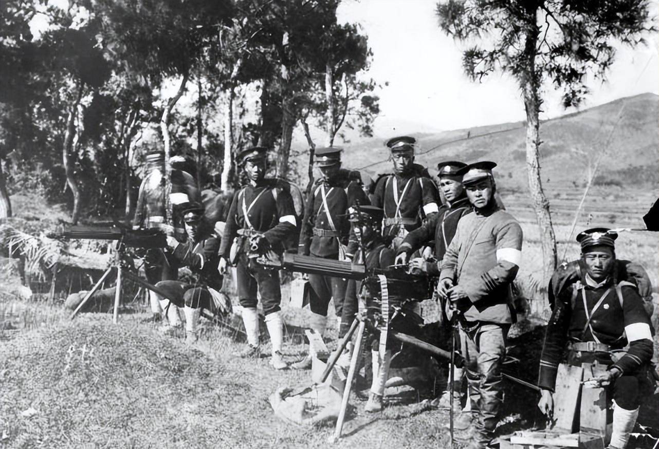 百年历史影像:北伐军机枪训练,乌克兰饥荒下的难民,防弹衣测试