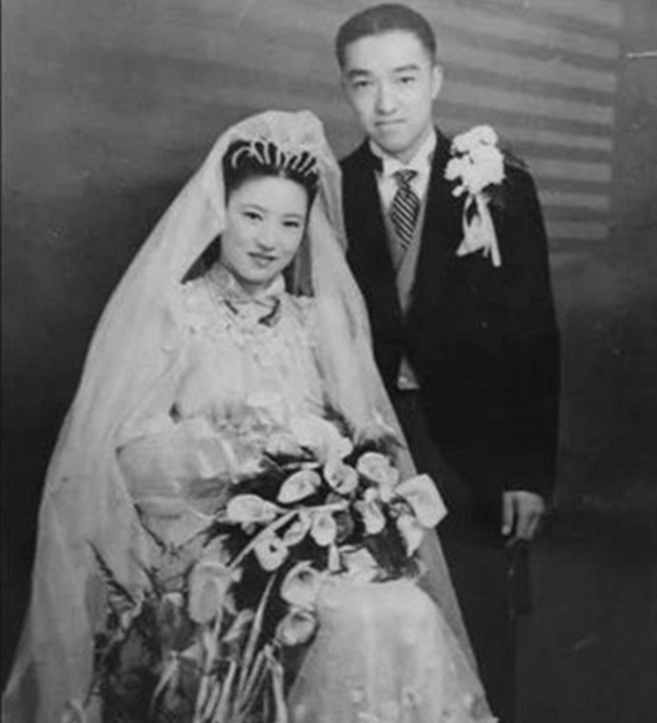 上海滩第一美人任芷芳,天天都换洗床单,晚年流落街头摆摊卖油条