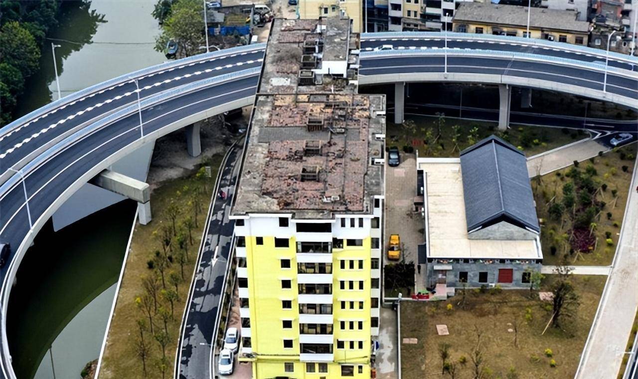 上海钉子户张新国:扬言要6套房加1亿赔偿,14年后反倒损失上百万