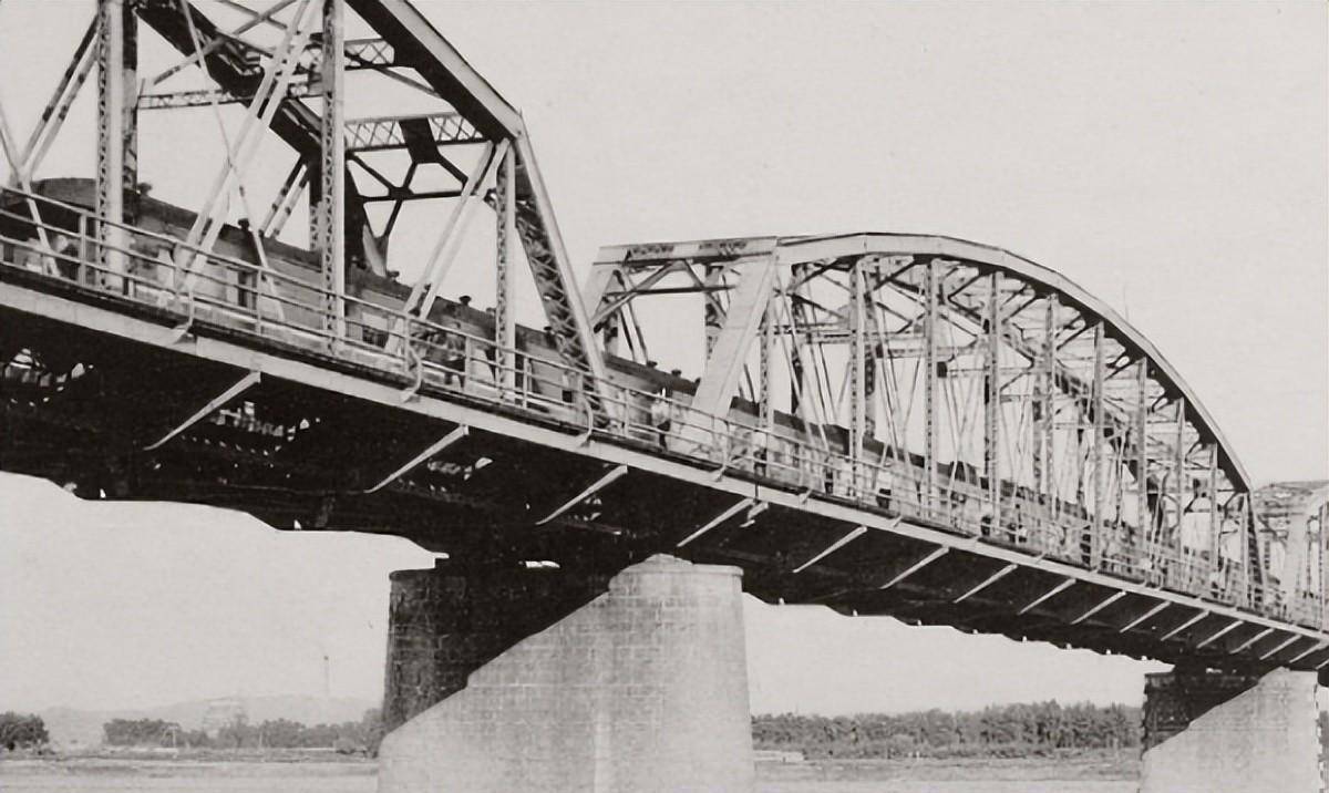 抗美援朝时期,麦克阿瑟要炸鸭绿江大桥,为何美国总统要制止?