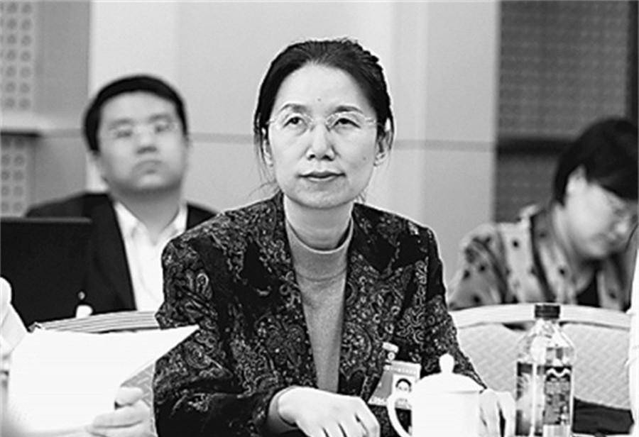 自己洗脸穿衣服,在家里一步步摸索,衣服好穿脸也好洗,可是杨佳在家里