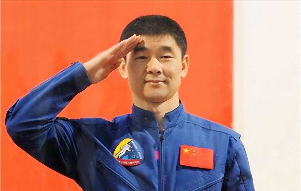 就在2005年6月,刘伯明被选入了神舟六号飞行任务备份乘组,因为他表现