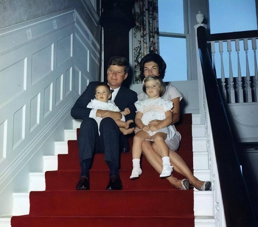 小肯尼迪:英俊的美国之子,杰奎琳为他下嫁船王,39岁飞机失事