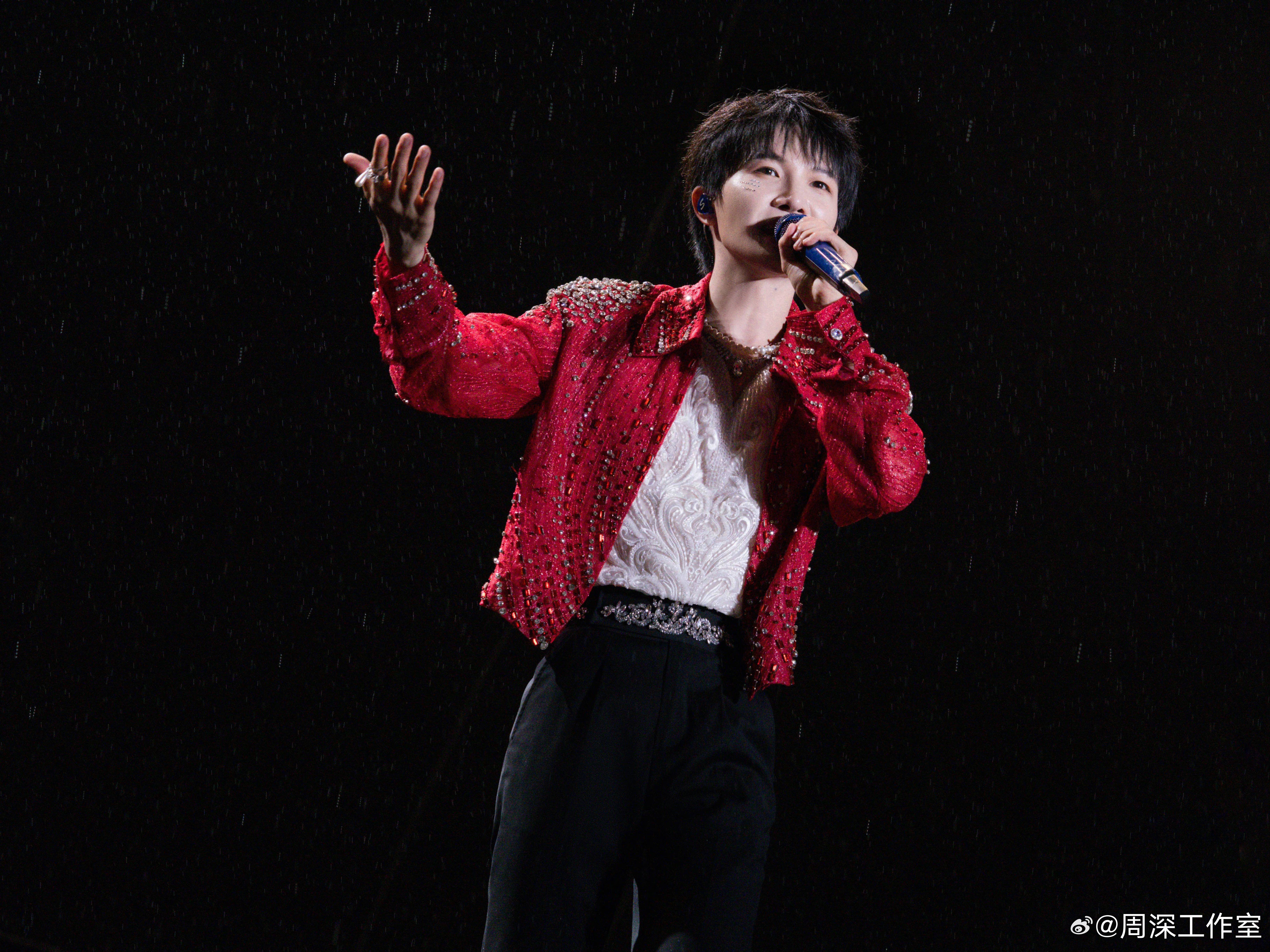 关注周深工作室,获取最新的周深演唱会相关资讯,加场抢票加油!