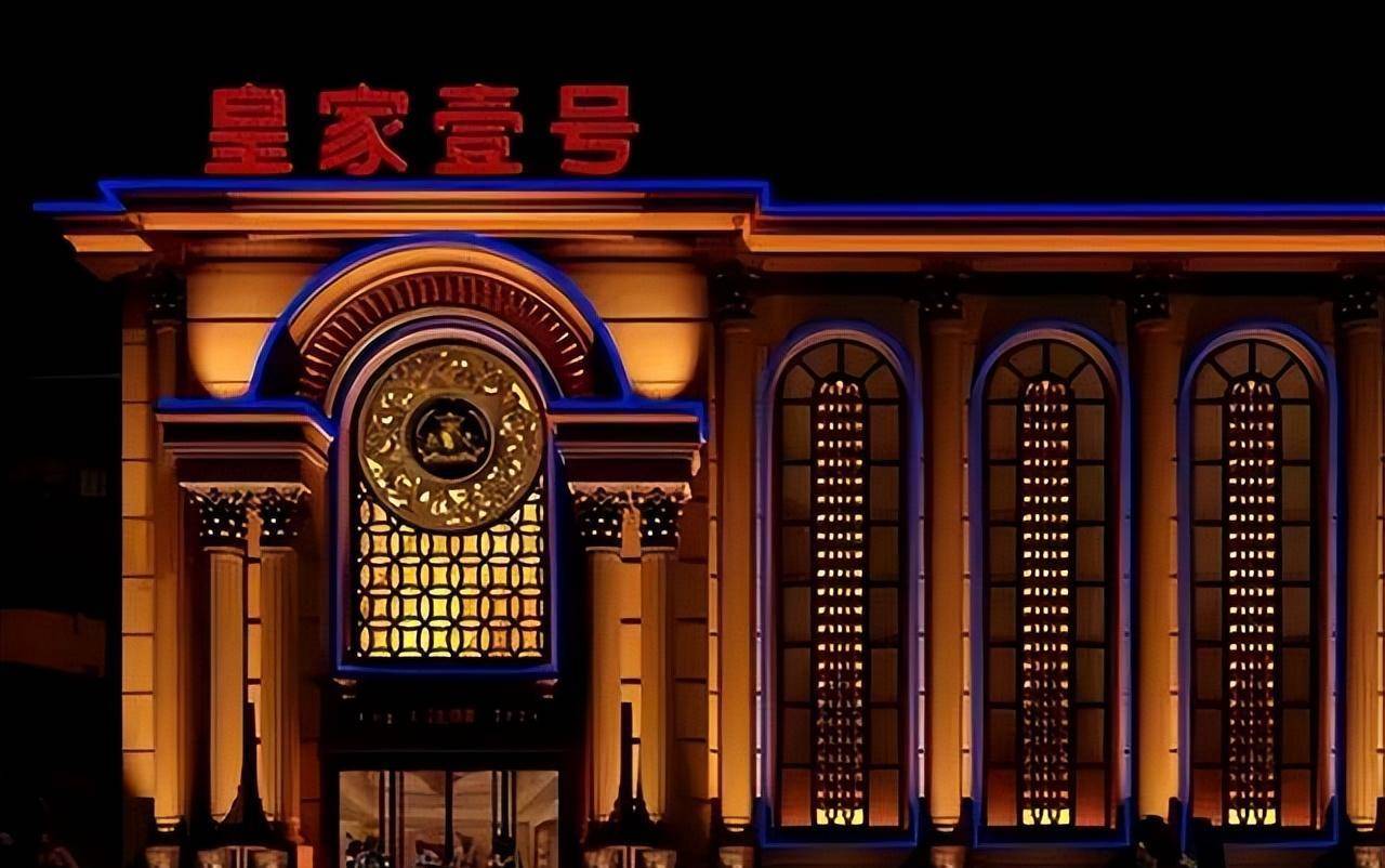 郑州"皇家一号":女公关举止模仿空姐,被查时动用十五辆大巴