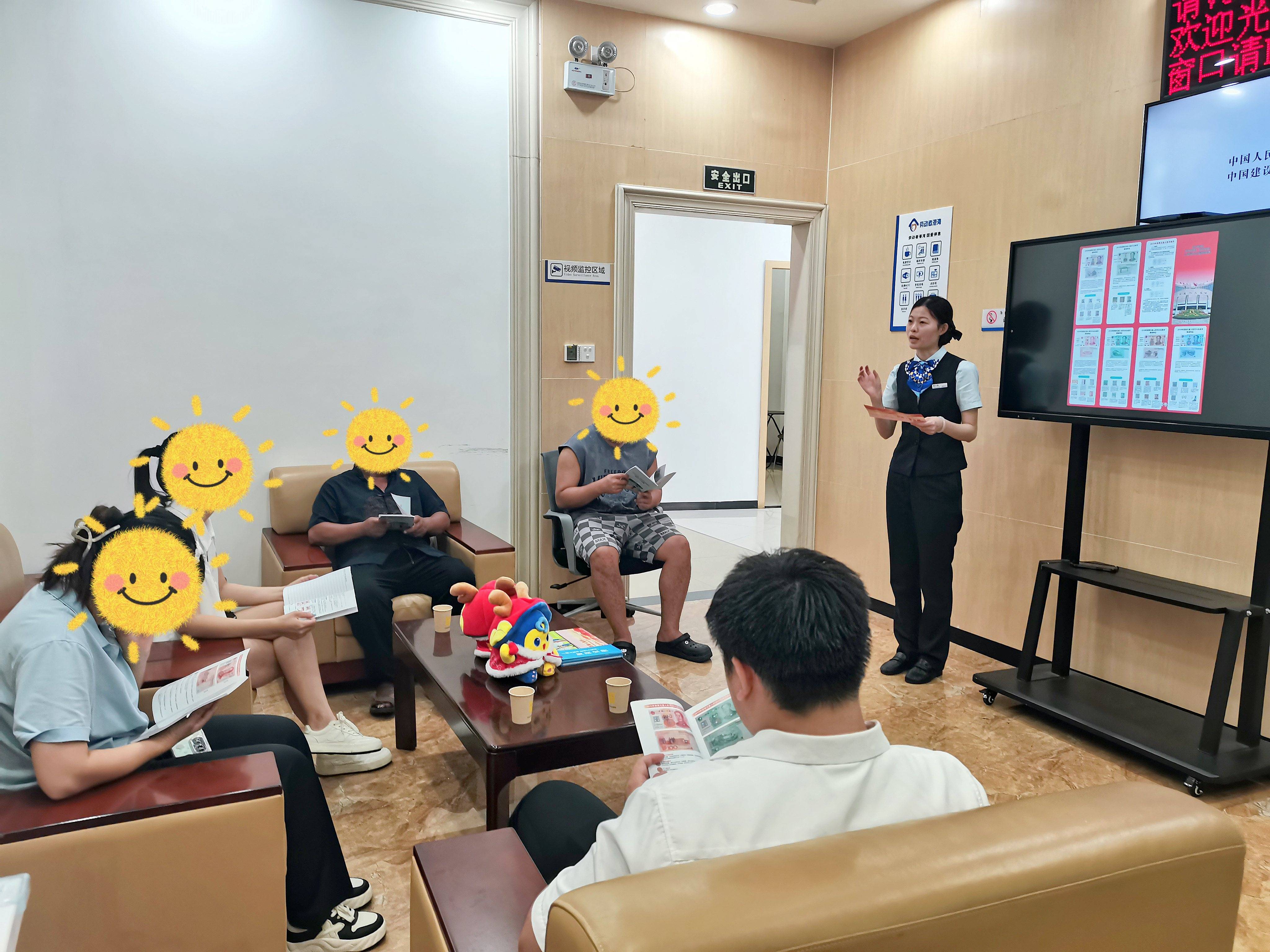 在客户办理业务等候的间隙,该行工作人员组织反假币宣传港湾微沙龙,给