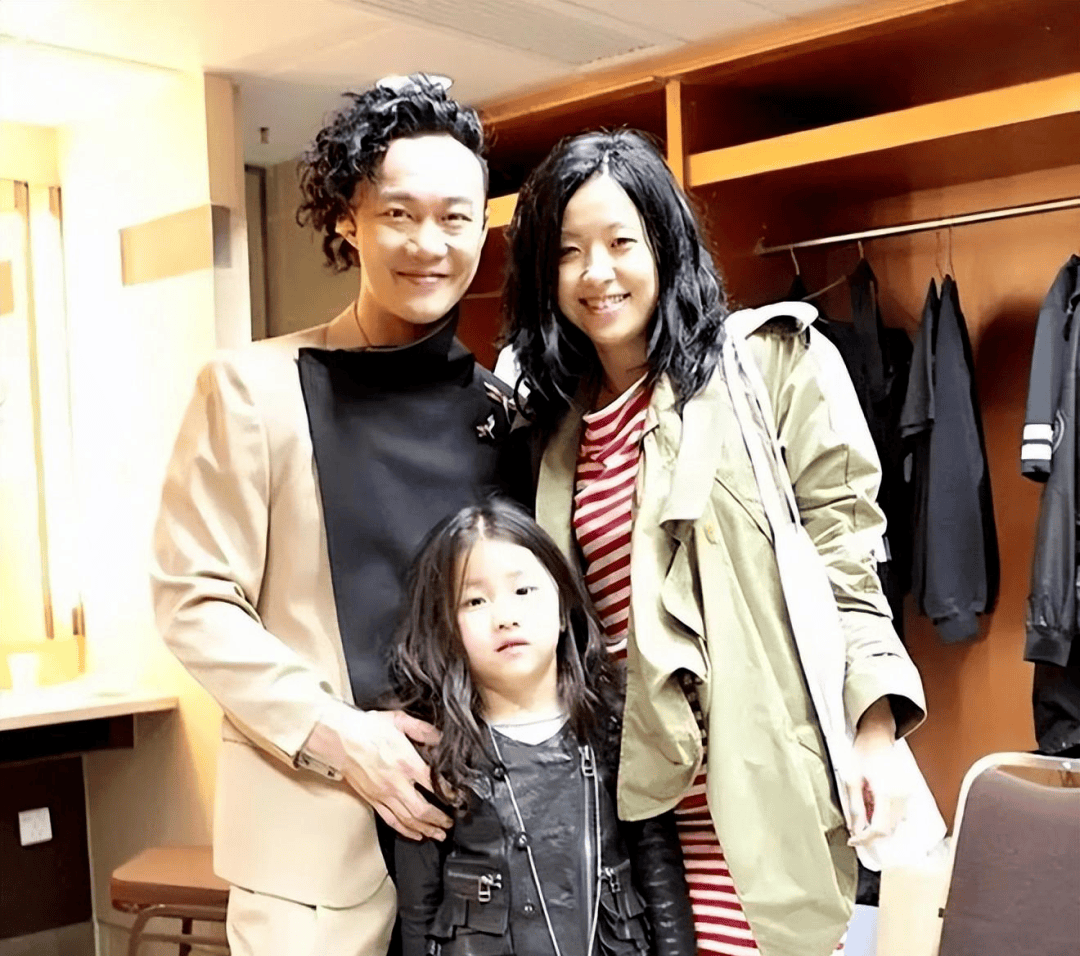 陈奕迅和徐濠萦的宝贝女儿"包包"陈康堤居然恋爱了!