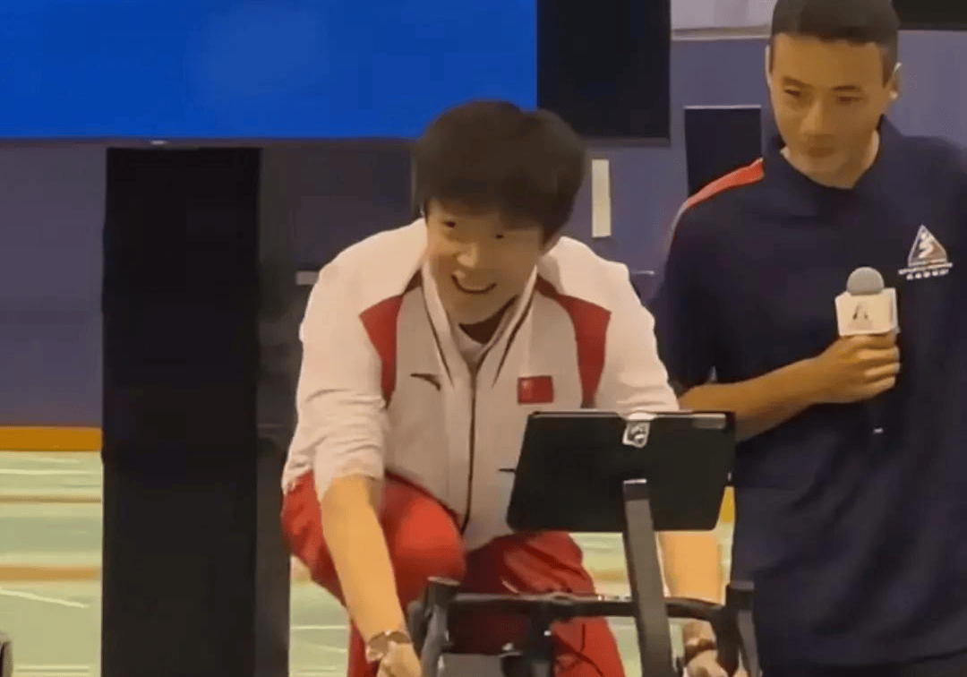 国乒校园行,莎莎大头笑的开心,曼昱学打壁球,小胖拿锅盖打球