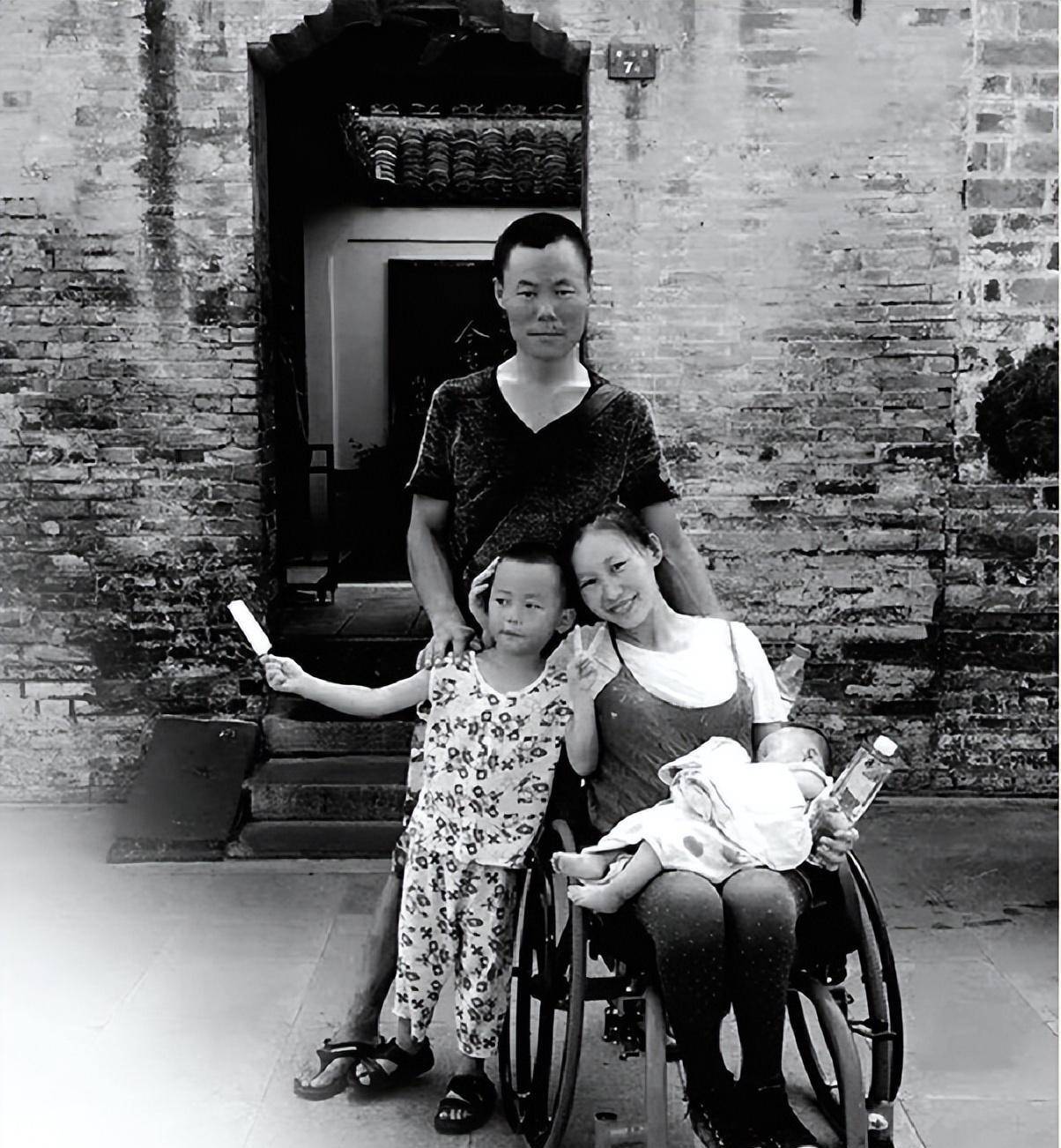 为了更好的照顾妻子和孩子,张明荣开始自制卤货,然