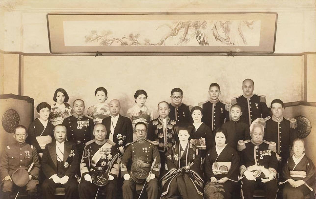 溥仪伪满傀儡生涯内幕仰人鼻息拾人牙慧,在夹缝中艰难抉择