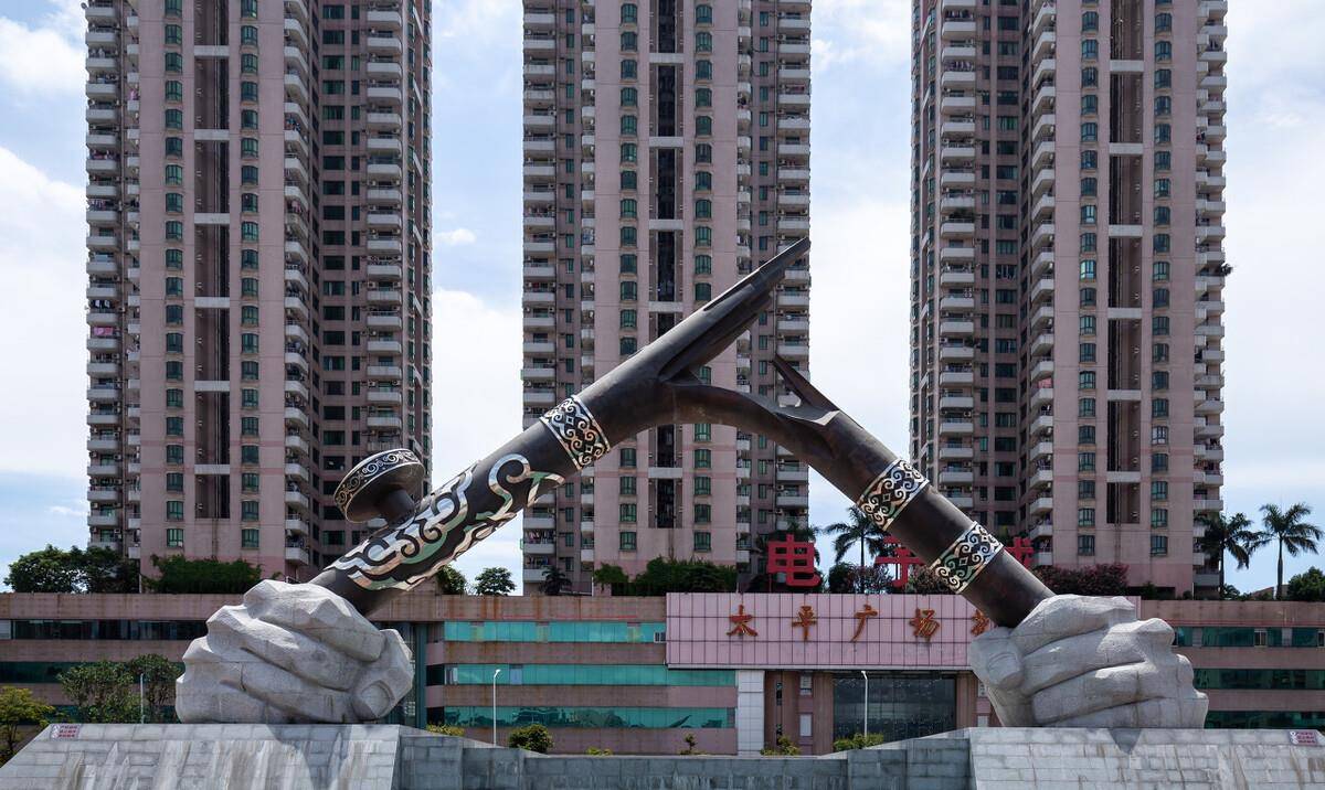 中国东莞虎门广场"较量"烟枪雕像欢迎朋友们在评论区评古论今,留下你