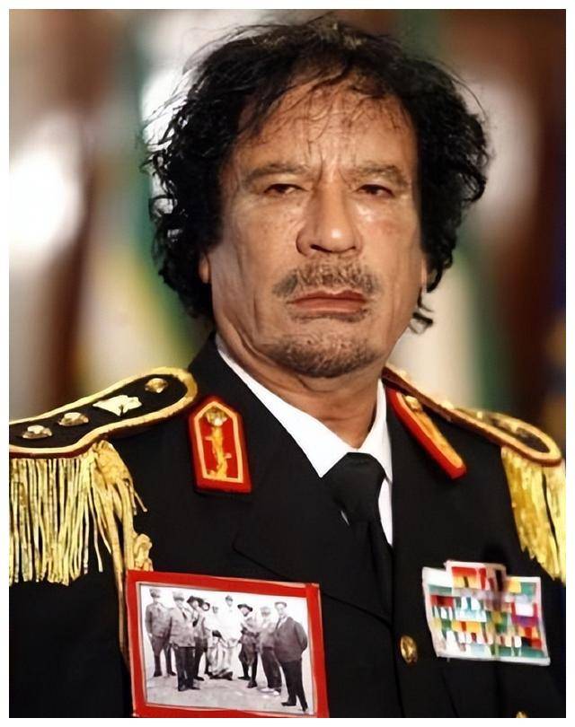 卡扎菲死前:在下水道被拖出,对扇了他两巴掌的士兵说了两句话