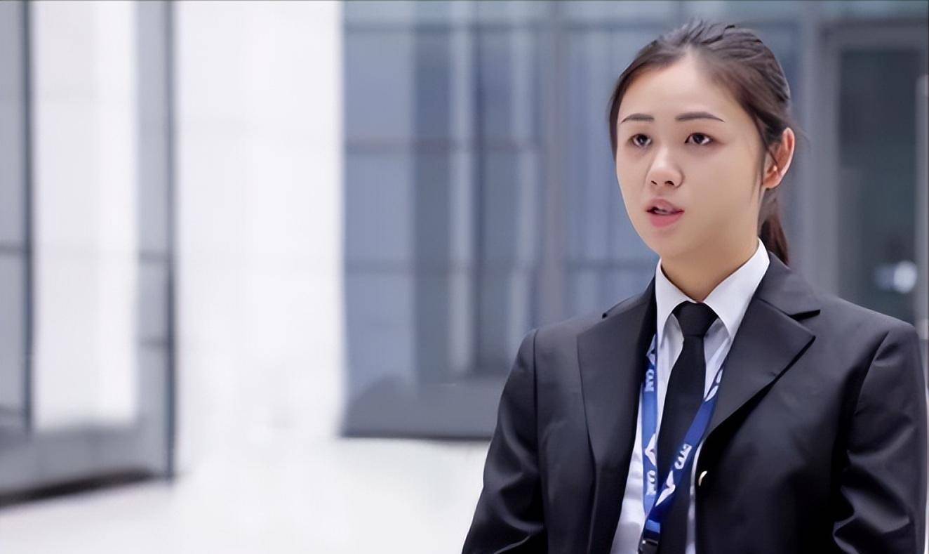 中国首位女机长伍倩玉:17岁开飞机,26岁当机长,巾帼不让须眉!