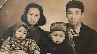 1975年,高中毕业的樊建川,为了仰成父亲的志愿,跑到了乡下当知青,两年